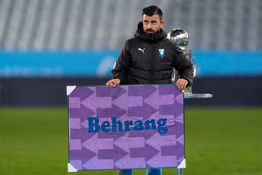 Malmö FFs Behrang Safari med en gåva från Skånetrafiken