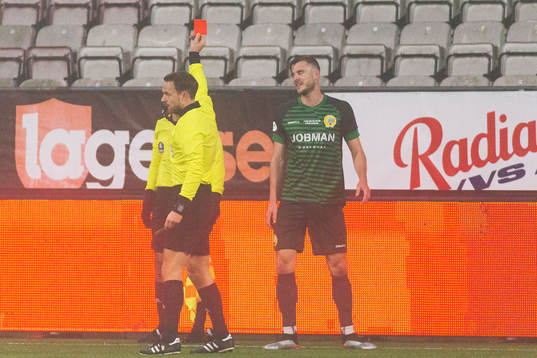 Hammarbys Richard Magyar får rött kort