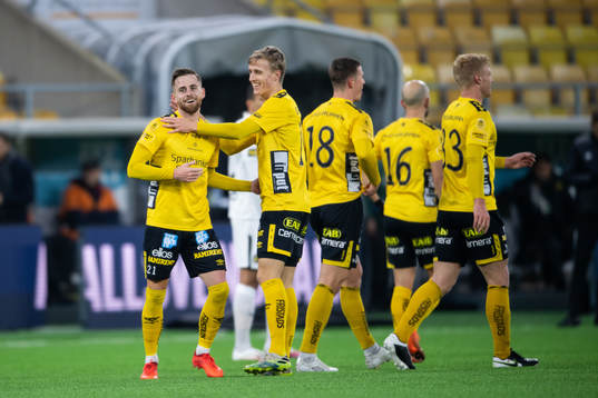 Elfsborgs Rasmus Alm klappas om av Jeppe Møldrup Okkels