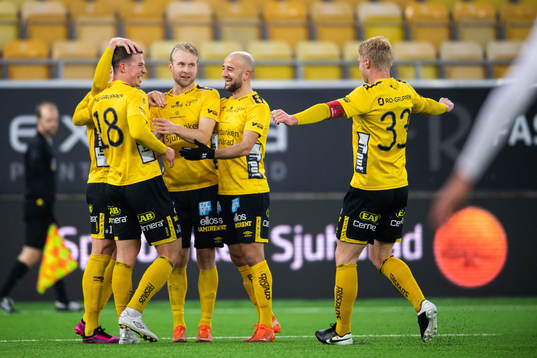 Elfsborgs Simon Olsson jublar med Johan Larsson, Robert