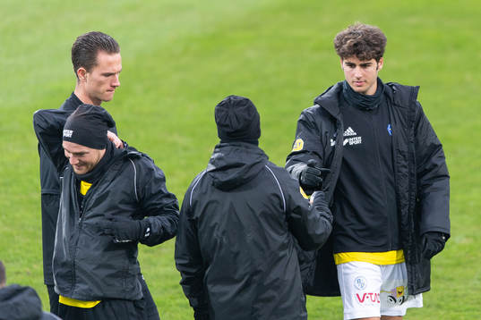 Falkenbergs Sander van Looy och Matthew Garbett före