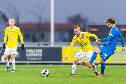Falkenbergs Tobias Englund och Mjällbys Joel Nilsson