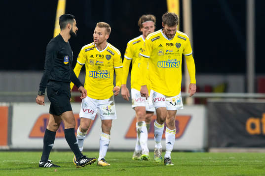 Falkenbergs Tobias Englund i diskussion med domare Mohammed
