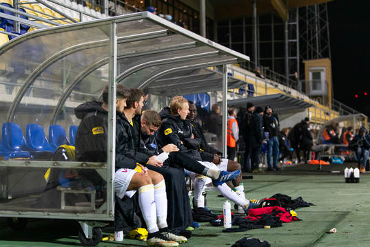 Falkenbergs spelare på bänken deppar