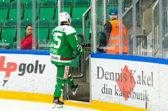 Rögles Simon Ryfors lämnar isen