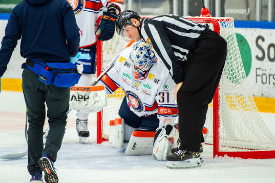 Växjös målvakt Erik Källgren har ont