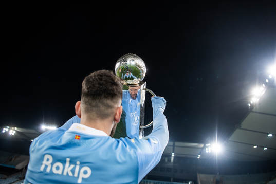 Malmö FFs Erdal Rakip jublar med Lennart Johanssons pokal