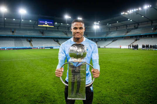 Malmö FFs Amin Sarr jublar med Lennart Johanssons pokal