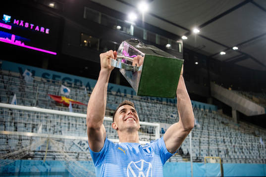 Malmö FFs Jonas Knudsen jublar med Lennart Johanssons pokal