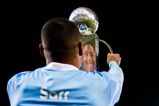 Malmö FFs Amin Sarr med Lennart Johanssons pokal