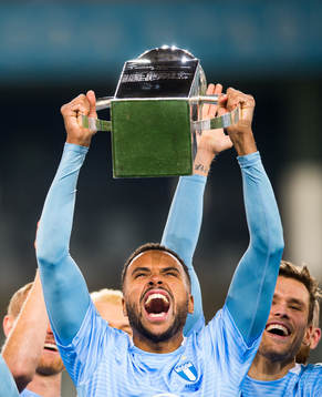 Malmö FFs Isaac Kiese Thelin jublar med Lennart Johanssons