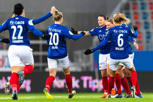 Sherida Spitse of Vålerenga celebrates with team mates