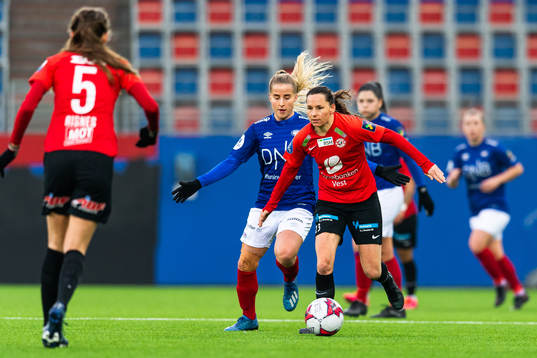 Sigrid Heien Hansen of Vålerenga and Marije Brummel of