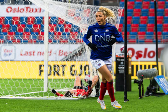 Celin Bizet Ildhusøy of Vålerenga celebrates