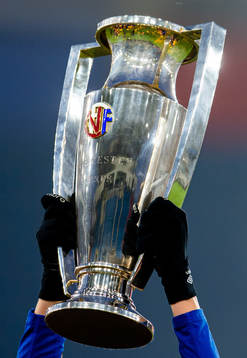 The league trophy is being lifted by a player of Vålerenga
