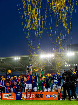 Sherida Spitse and the players of Vålerenga celebrate