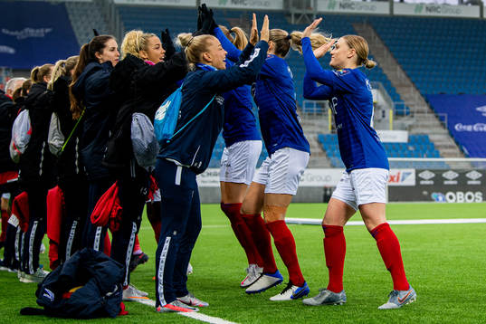 Rikke Bogetveit Nygaard and Catherine Bott of Vålerenga
