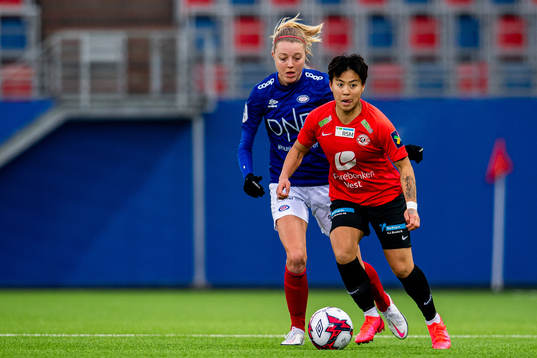Maruschka Waldus of Vålerenga and Meryll Abrahamsen of