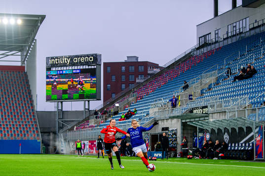 Martine Midtbø of Arna-Bjørnar and Sigrid Heien Hansen of
