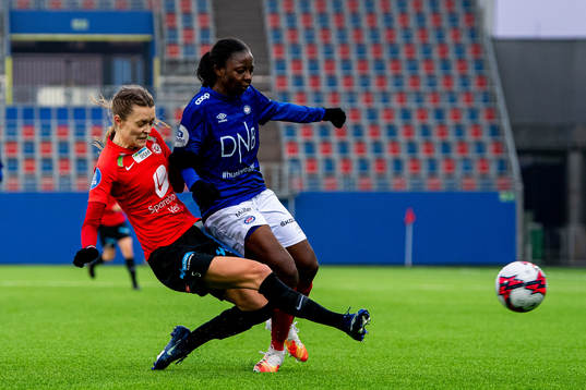 Kristin Risnes of Arna-Bjørnar and Ajara Njoya of