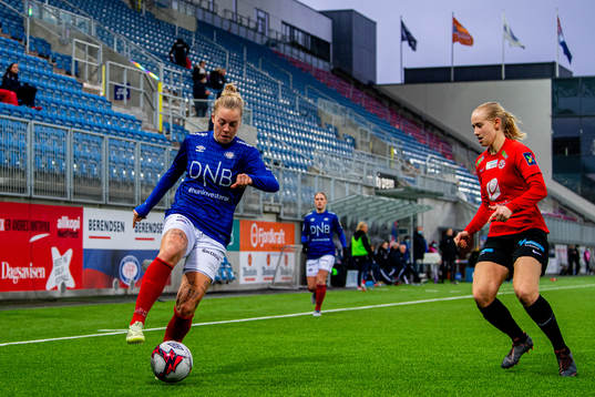 Marie Dølvik Markussen of Vålerenga and Tora Ose of