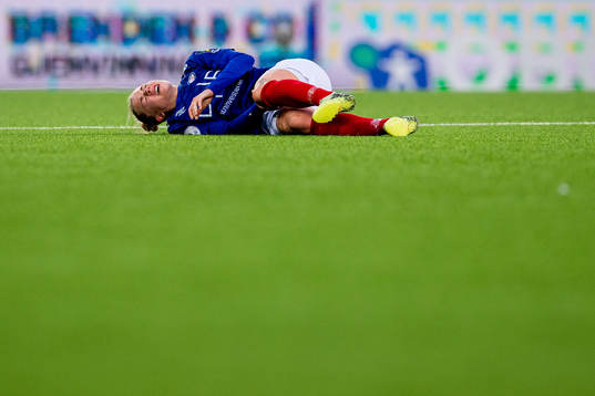 Marie Dølvik Markussen of Vålerenga with an injury