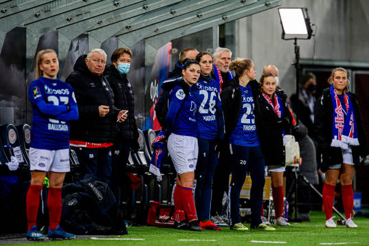 Dejana Stefanovic and players of Vålerenga wait for the