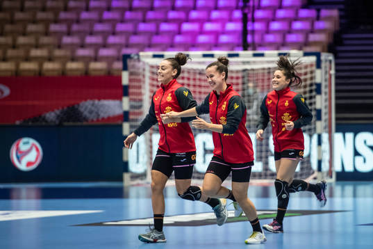Players of Spain celebrate