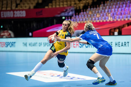 Kristin Thorleifsdottir of Sweden and Daria Dmitrieva of