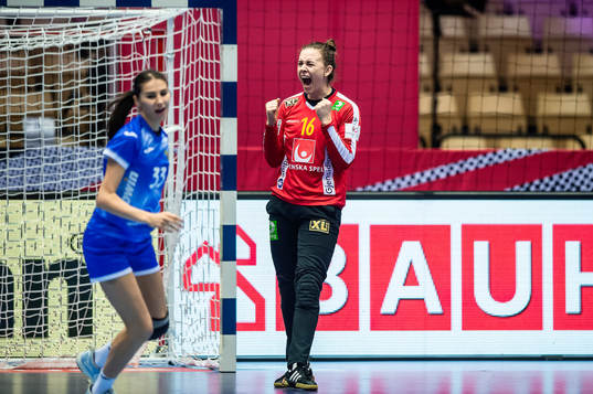 goalkeeper Jessica Ryde of Sweden celebrates