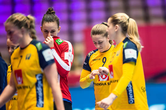 goalkeeper Jessica Ryde and Melissa Petren looks dejected