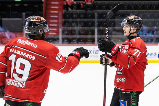 Örebros Borna Rendulic och Daniel Muzito Bagenda jublar