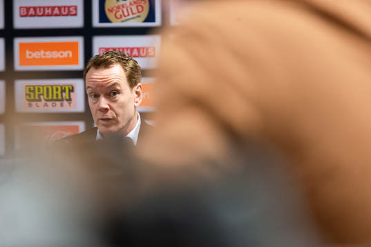 Örebros tränare Niklas Eriksson   på presskonferensen