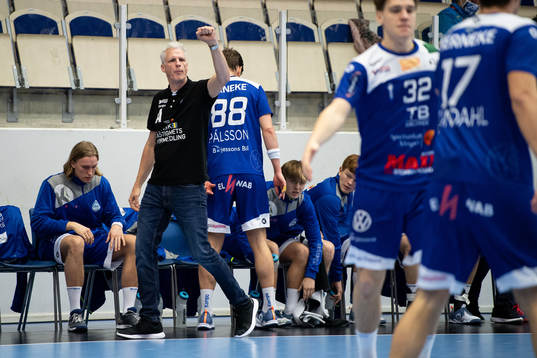 Alingsås tränare Mikael Franzén jublar