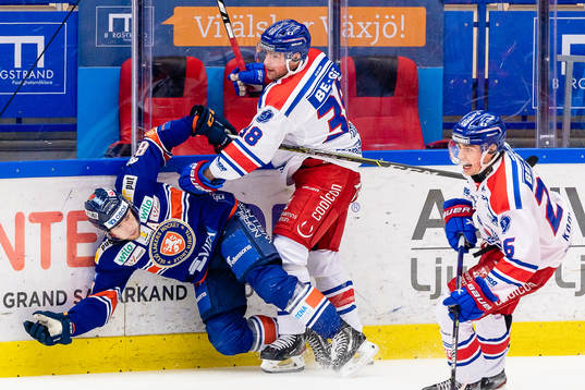 Oskarshamns Nichlas Torp tacklar Växjös Robert Rosén