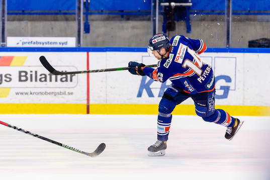 Växjös Emil Pettersson skjuter ett skott