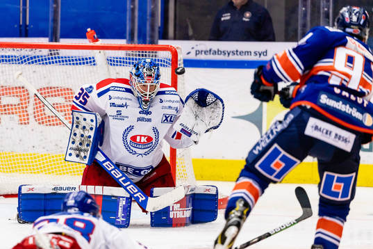 Växjös Andrew Calof skjuter ett skott mot Oskarshamns