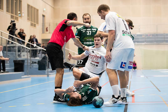 Redbergslids Linus Lövgren tilldelas ett rött kort