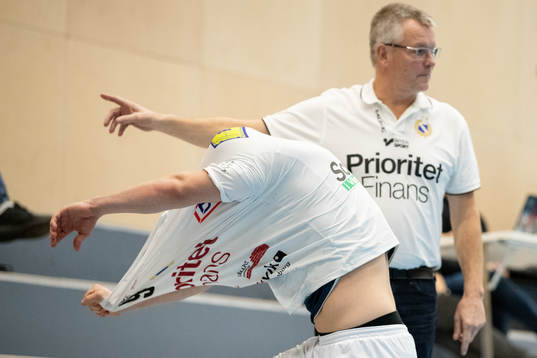 Redbergslids Linus Lövgren sätter sig på läktaren