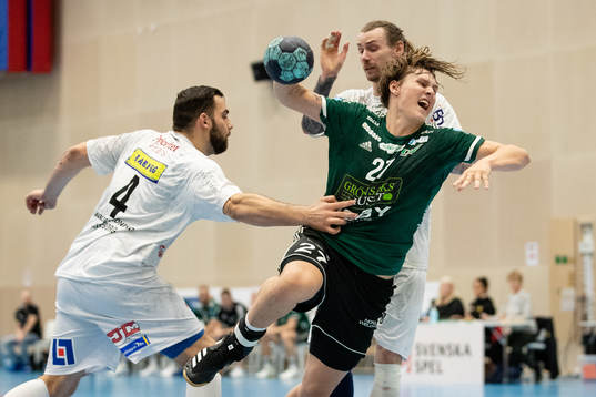 Redbergslids Mario Lipovac och Tobias Johansson försöker
