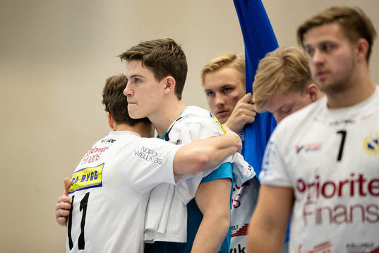 Redbergslids Linus Lövgren kramas om av sin lagkamrat