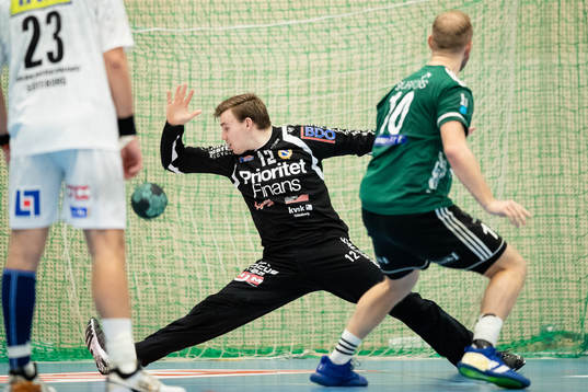 Helsingborgs David Florander sätter en straff i mål bakom