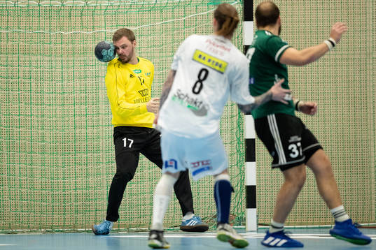 Helsingborgs målvakt Michael Andersson räddar ett skott