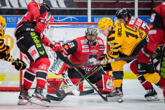 Skellefteås Joakim Lindström oroar framför Malmö
