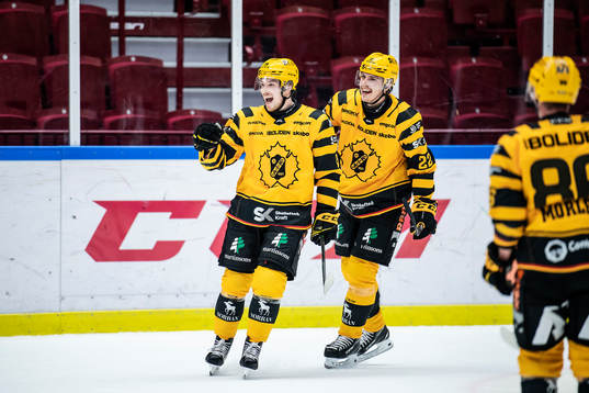 Skellefteås Jesper Frödén och Jonathan Johnson jublar