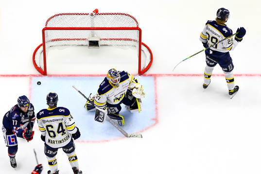 s målvakt Jonas Gunnarsson släpper in mål 1-0 av