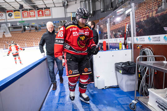 Luleås Linus Klasen lämnar isen skadad