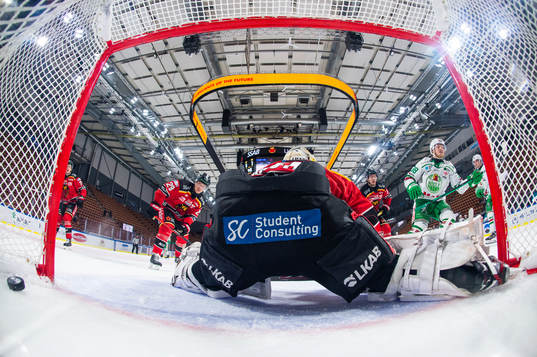 Rögles Erik Andersson sätter 4-0 bakom Luleås målvakt