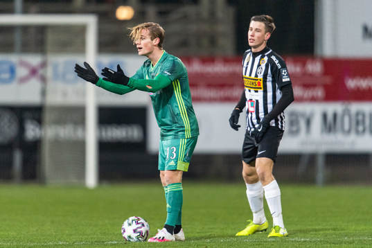Dalkurds Hampus Finndell reagerar