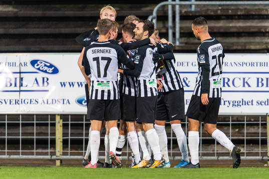 Landskronas Linus Olsson jublar lagkamrater